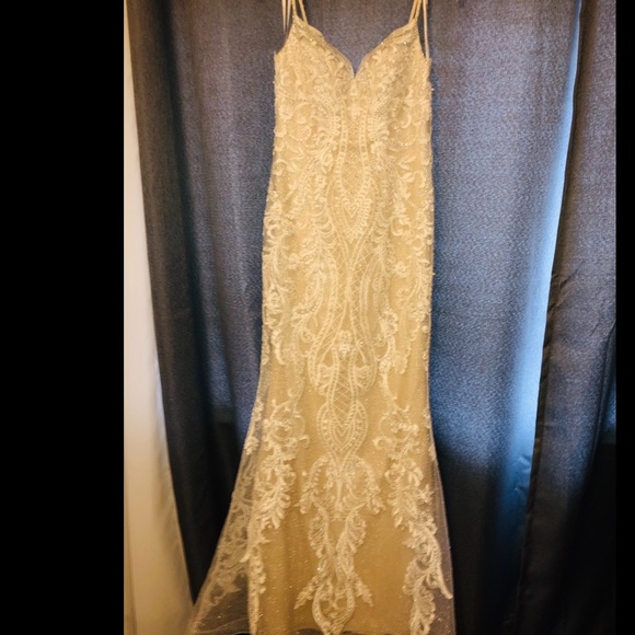 Beautiful dress - Picture 7 of 9